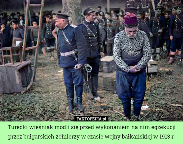 Turecki wieśniak modli się przed wykonaniem na nim egzekucji przez bułgarskich żołnierzy w czasie wojny bałkańskiej w 1913 r. 