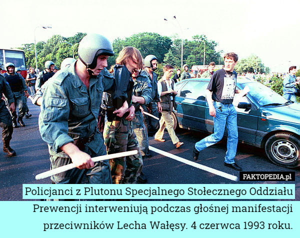 Policjanci z Plutonu Specjalnego Stołecznego Oddziału Prewencji interweniują podczas głośnej manifestacji przeciwników Lecha Wałęsy. 4 czerwca 1993 roku. 