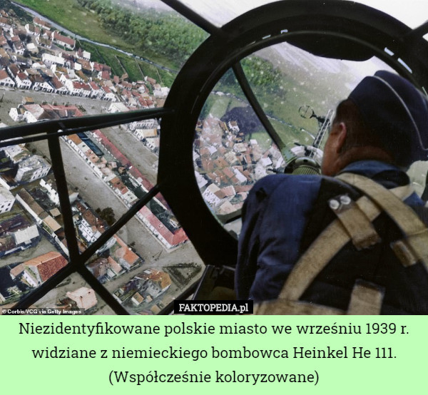 Niezidentyfikowane polskie miasto we wrześniu 1939 r. widziane z niemieckiego bombowca Heinkel He 111.
(Współcześnie koloryzowane) 