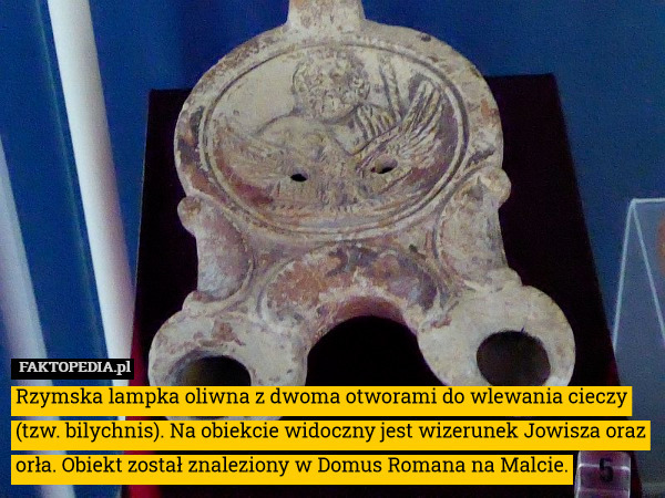 Rzymska lampka oliwna z dwoma otworami do wlewania cieczy (tzw. bilychnis). Na obiekcie widoczny jest wizerunek Jowisza oraz orła. Obiekt został znaleziony w Domus Romana na Malcie. 