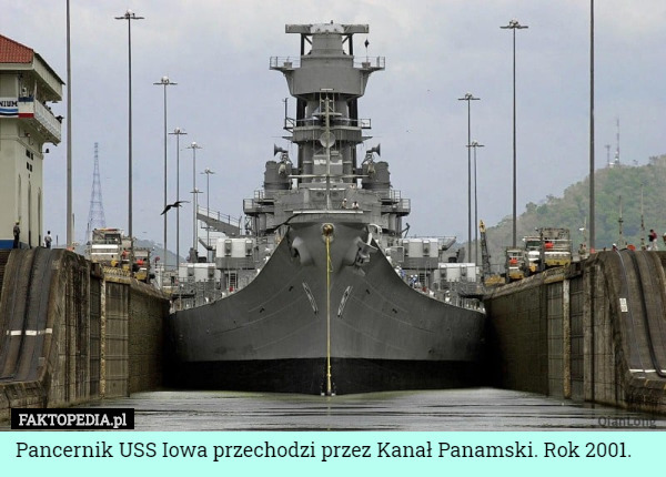 Pancernik USS Iowa przechodzi przez Kanał Panamski. Rok 2001. 