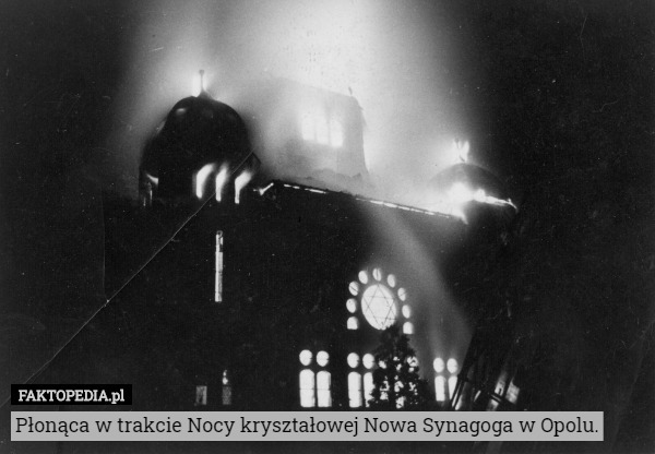 Płonąca w trakcie Nocy kryształowej Nowa Synagoga w Opolu. 