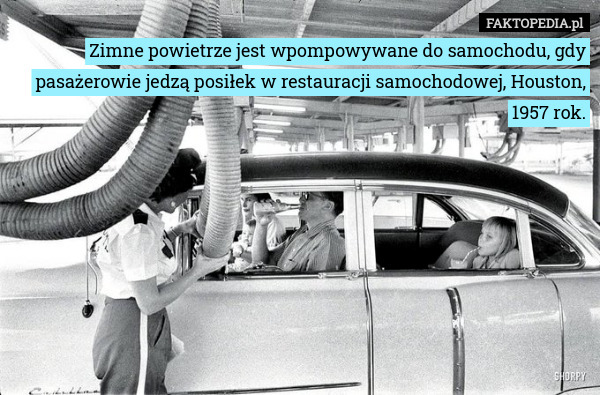 Zimne powietrze jest wpompowywane do samochodu, gdy pasażerowie jedzą posiłek w restauracji samochodowej, Houston, 1957 rok. 