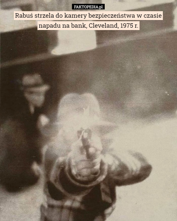 Rabuś strzela do kamery bezpieczeństwa w czasie napadu na bank, Cleveland, 1975 r. 