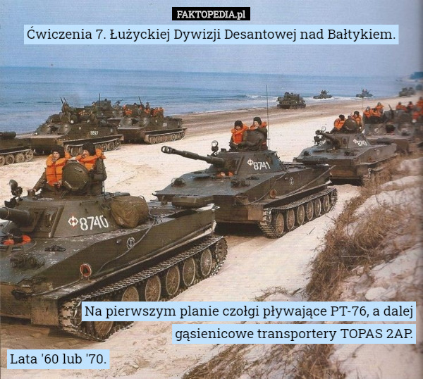 Ćwiczenia 7. Łużyckiej Dywizji Desantowej nad Bałtykiem. Na pierwszym planie czołgi pływające PT-76, a dalej gąsienicowe transportery TOPAS 2AP. Lata '60 lub '70. 