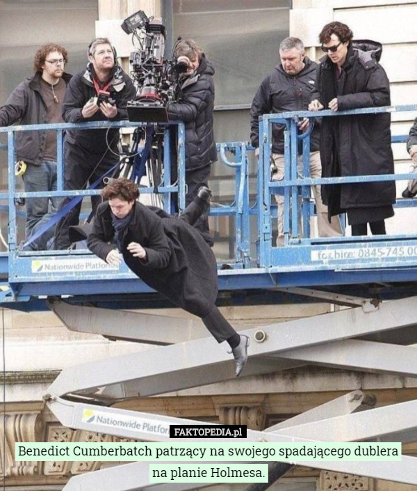 Benedict Cumberbatch patrzący na swojego spadającego dublera na planie Holmesa. 