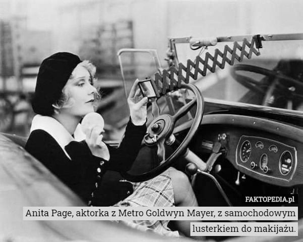 Anita Page, aktorka z Metro Goldwyn Mayer, z samochodowym lusterkiem do makijażu. 