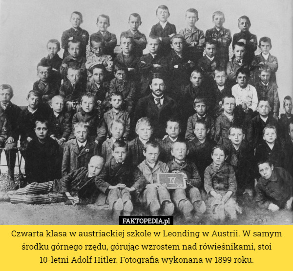 Czwarta klasa w austriackiej szkole w Leonding w Austrii. W samym środku górnego rzędu, górując wzrostem nad rówieśnikami, stoi 10-letni Adolf Hitler. Fotografia wykonana w 1899 roku. 
