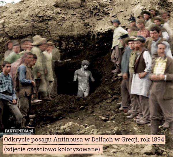 Odkrycie posągu Antinousa w Delfach w Grecji, rok 1894 (zdjęcie częściowo koloryzowane). 