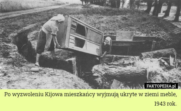 Po wyzwoleniu Kijowa mieszkańcy wyjmują ukryte w ziemi meble, 1943 rok. 