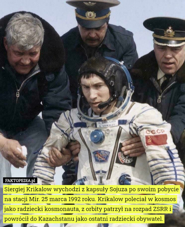 Siergiej Krikalow wychodzi z kapsuły Sojuza po swoim pobycie na stacji Mir. 25 marca 1992 roku. Krikalow poleciał w kosmos jako radziecki kosmonauta, z orbity patrzył na rozpad ZSRR i powrócił do Kazachstanu jako ostatni radziecki obywatel. 