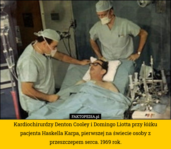 Kardiochirurdzy Denton Cooley i Domingo Liotta przy łóżku pacjenta Haskella Karpa, pierwszej na świecie osoby z przeszczepem serca. 1969 rok. 