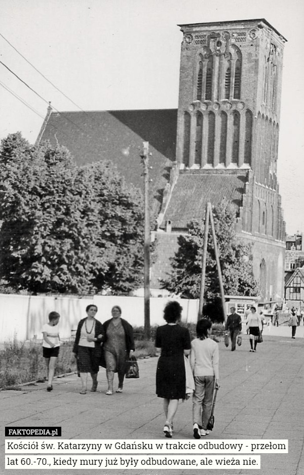 Kościół św. Katarzyny w Gdańsku w trakcie odbudowy - przełom lat 60.-70., kiedy mury już były odbudowane, ale wieża nie. 