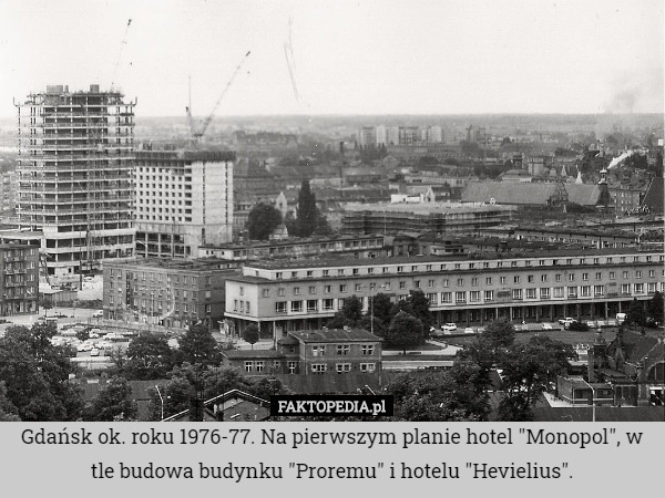 Gdańsk ok. roku 1976-77. Na pierwszym planie hotel "Monopol", w tle budowa budynku "Proremu" i hotelu "Hevielius". 
