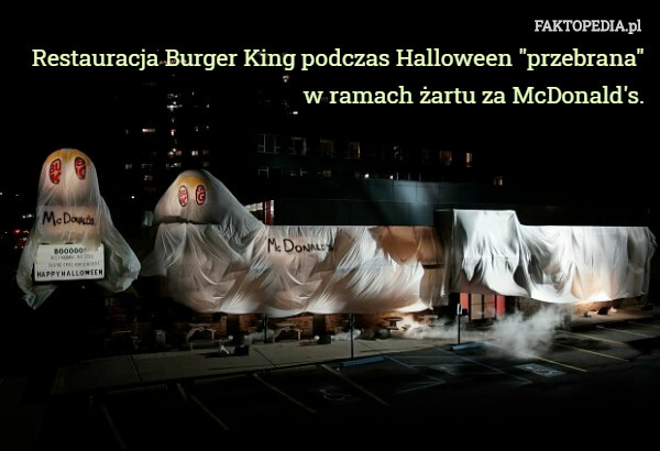 Restauracja Burger King podczas Halloween "przebrana" w ramach żartu za McDonald's. 