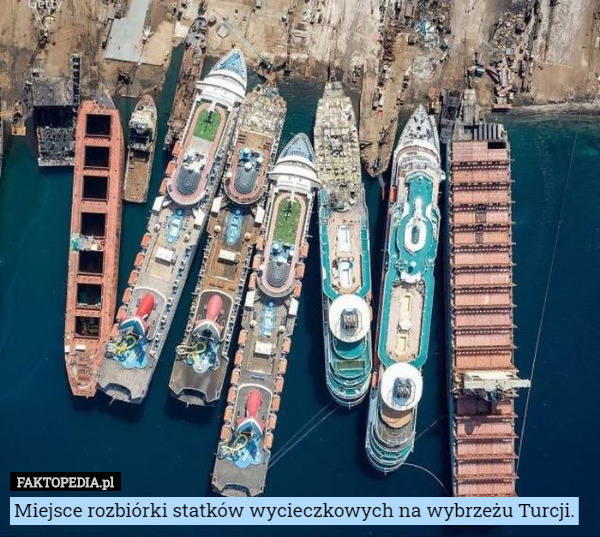Miejsce rozbiórki statków wycieczkowych na wybrzeżu Turcji. 