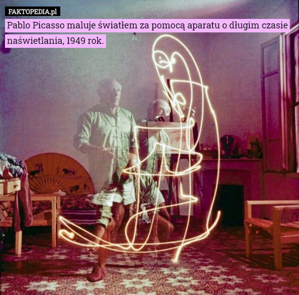 Pablo Picasso maluje światłem za pomocą aparatu o długim czasie naświetlania, 1949 rok. 