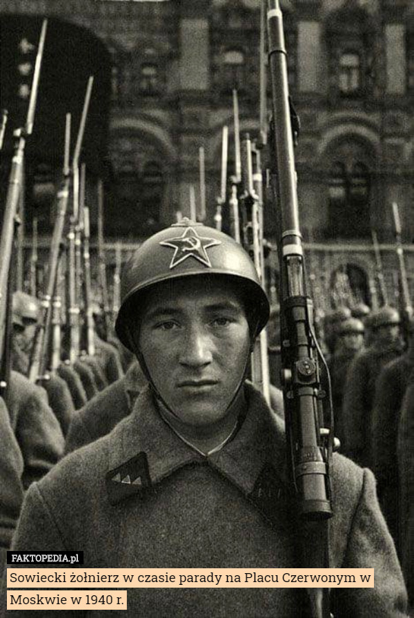 Sowiecki żołnierz w czasie parady na Placu Czerwonym w Moskwie w 1940 r. 