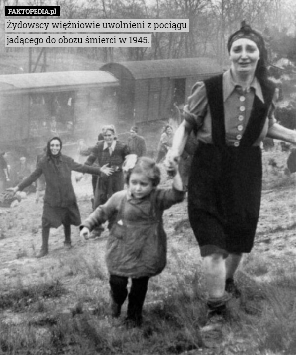 Żydowscy więźniowie uwolnieni z pociągu jadącego do obozu śmierci w 1945. 
