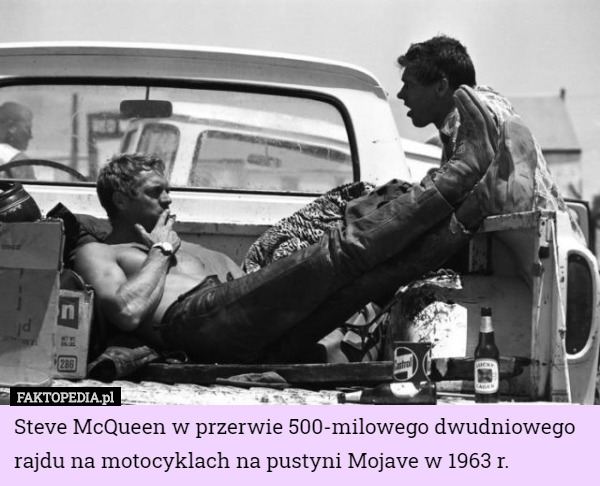 Steve McQueen w przerwie 500-milowego dwudniowego rajdu na motocyklach na pustyni Mojave w 1963 r. 