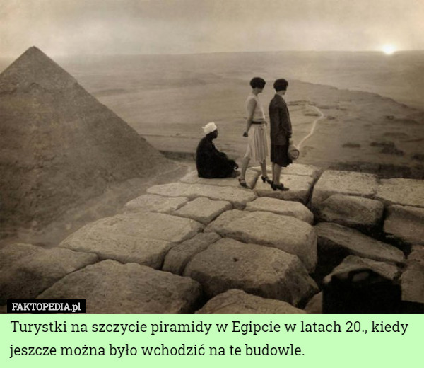 Turystki na szczycie piramidy w Egipcie w latach 20., kiedy jeszcze można było wchodzić na te budowle. 