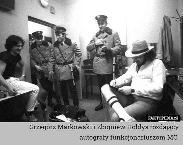 Grzegorz Markowski i Zbigniew Hołdys rozdający autografy funkcjonariuszom MO. 