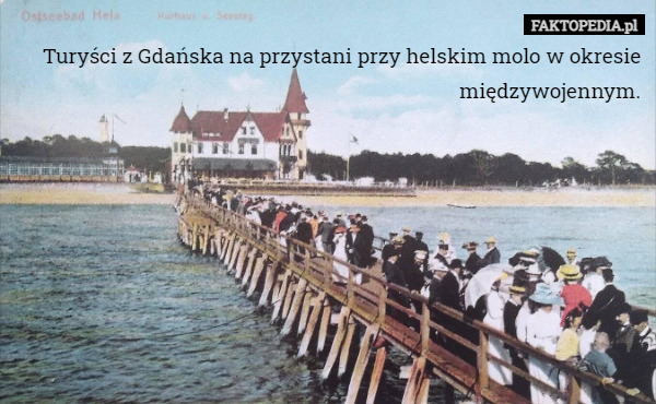 Turyści z Gdańska na przystani przy helskim molo w okresie międzywojennym. 