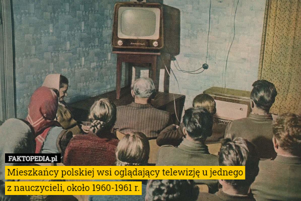 Mieszkańcy polskiej wsi oglądający telewizję u jednego z nauczycieli, około 1960-1961 r. 