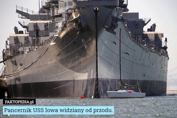 Pancernik USS Iowa widziany od przodu. 