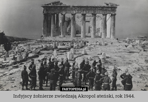 Indyjscy żołnierze zwiedzają Akropol ateński, rok 1944. 