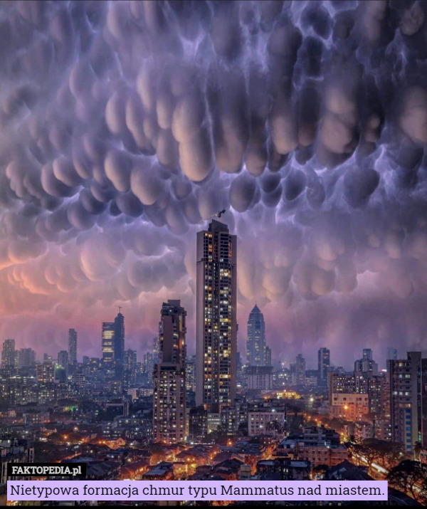 Nietypowa formacja chmur typu Mammatus nad miastem. 