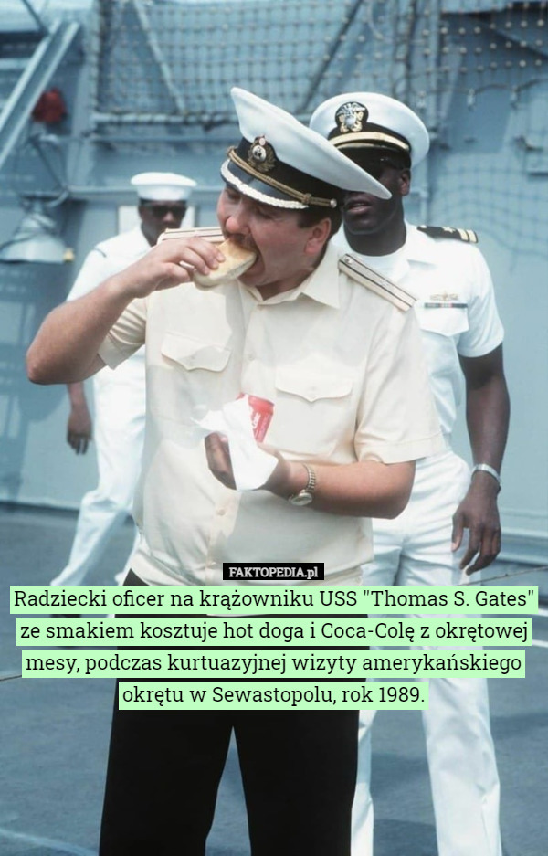 Radziecki oficer na krążowniku USS "Thomas S. Gates" ze smakiem kosztuje hot doga i Coca-Colę z okrętowej mesy, podczas kurtuazyjnej wizyty amerykańskiego okrętu w Sewastopolu, rok 1989. 