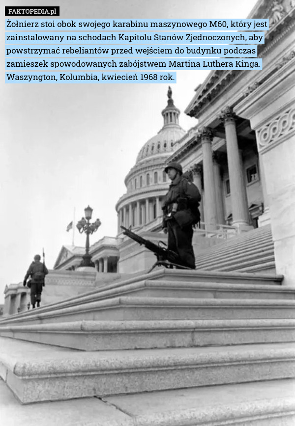 Żołnierz stoi obok swojego karabinu maszynowego M60, który jest zainstalowany na schodach Kapitolu Stanów Zjednoczonych, aby powstrzymać rebeliantów przed wejściem do budynku podczas zamieszek spowodowanych zabójstwem Martina Luthera Kinga. Waszyngton, Kolumbia, kwiecień 1968 rok. 