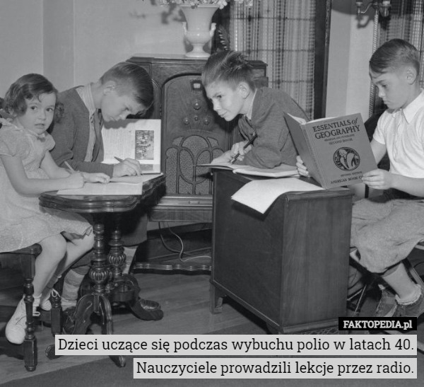 Dzieci uczące się podczas wybuchu polio w latach 40. Nauczyciele prowadzili lekcje przez radio. 