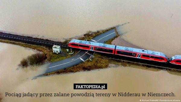 Pociąg jadący przez zalane powodzią tereny w Nidderau w Niemczech. 
