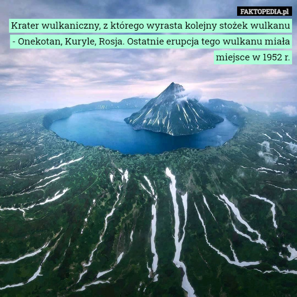 Krater wulkaniczny, z którego wyrasta kolejny stożek wulkanu - Onekotan, Kuryle, Rosja. Ostatnie erupcja tego wulkanu miała miejsce w 1952 r. 