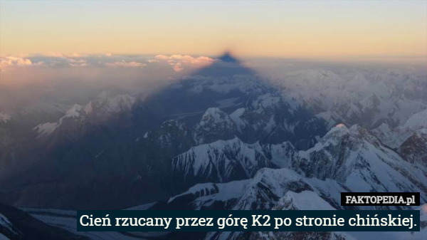 Cień rzucany przez górę K2 po stronie chińskiej. 