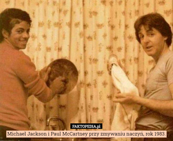 Michael Jackson i Paul McCartney przy zmywaniu naczyń, rok 1983. 