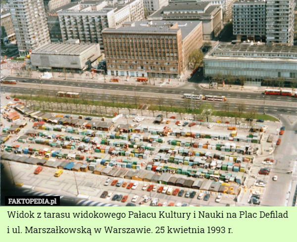 Widok z tarasu widokowego Pałacu Kultury i Nauki na Plac Defilad i ul. Marszałkowską w Warszawie. 25 kwietnia 1993 r. 