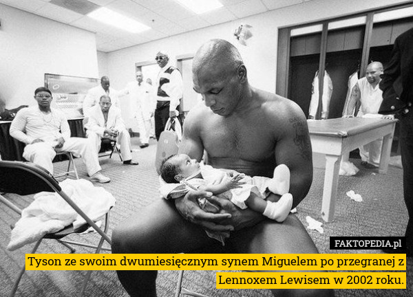 Tyson ze swoim dwumiesięcznym synem Miguelem po przegranej z Lennoxem Lewisem w 2002 roku. 