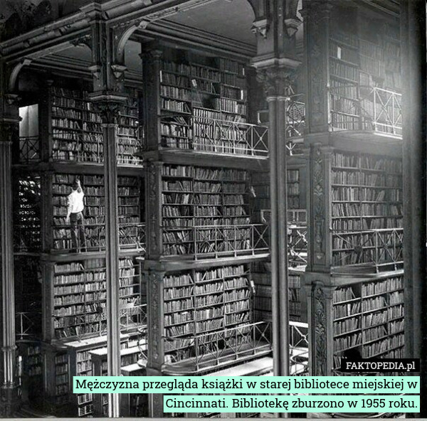 Mężczyzna przegląda książki w starej bibliotece miejskiej w Cincinnati. Bibliotekę zburzono w 1955 roku. 