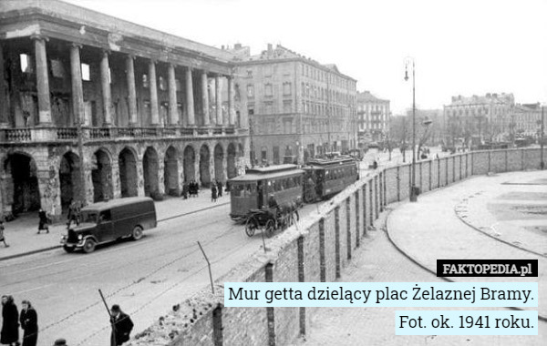 Mur getta dzielący plac Żelaznej Bramy.
Fot. ok. 1941 roku. 