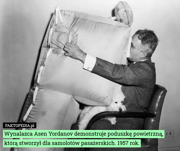 Wynalazca Asen Yordanov demonstruje poduszkę powietrzną, którą stworzył dla samolotów pasażerskich. 1957 rok. 