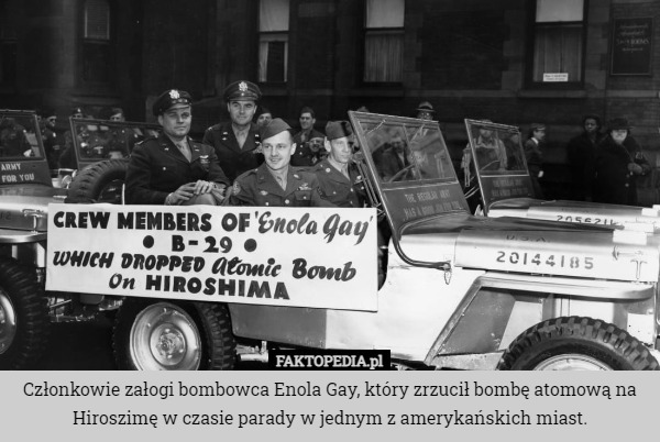Członkowie załogi bombowca Enola Gay, który zrzucił bombę atomową na Hiroszimę w czasie parady w jednym z amerykańskich miast. 