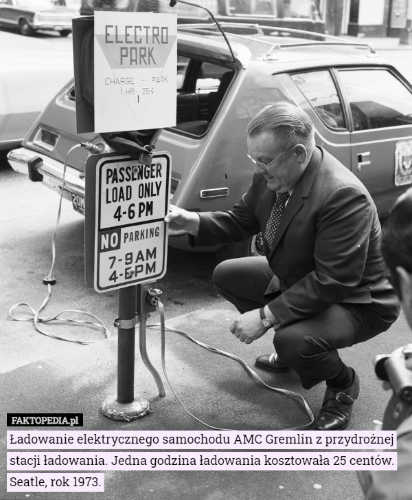 Ładowanie elektrycznego samochodu AMC Gremlin z przydrożnej stacji ładowania. Jedna godzina ładowania kosztowała 25 centów.
Seatle, rok 1973. 
