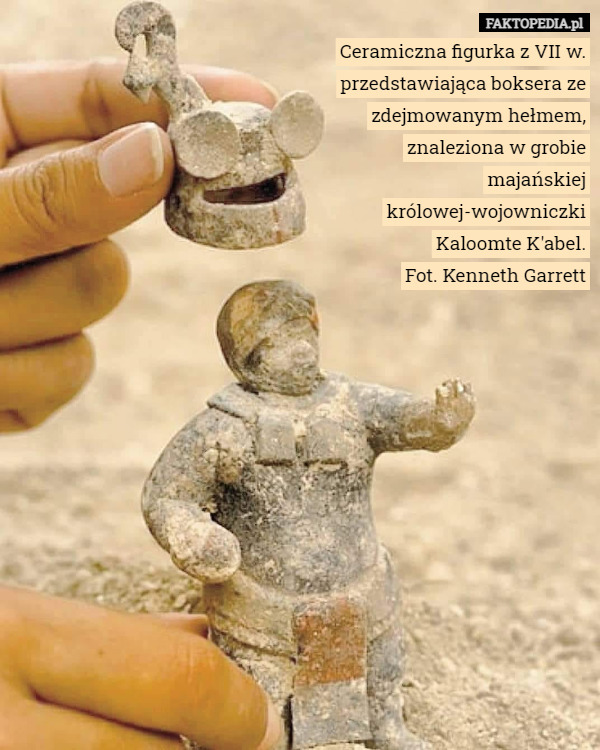 Ceramiczna figurka z VII w. przedstawiająca boksera ze zdejmowanym hełmem, znaleziona w grobie majańskiej królowej-wojowniczki Kaloomte K'abel.
Fot. Kenneth Garrett 