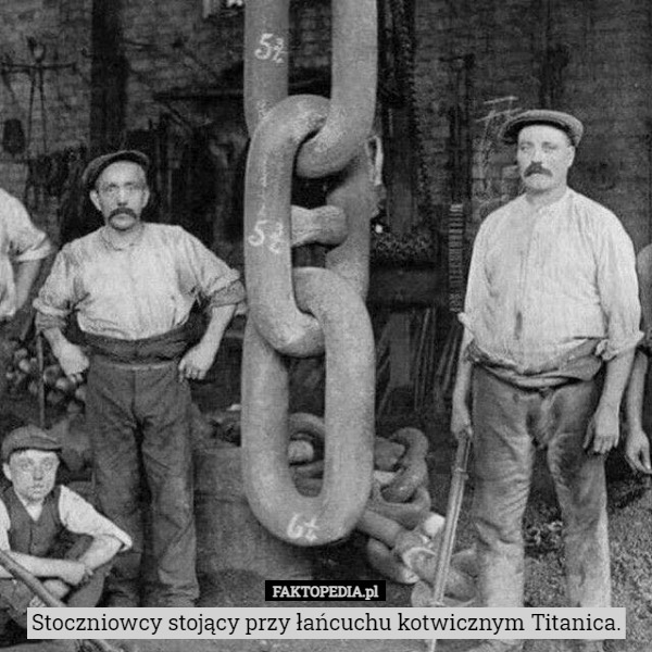 Stoczniowcy stojący przy łańcuchu kotwicznym Titanica. 