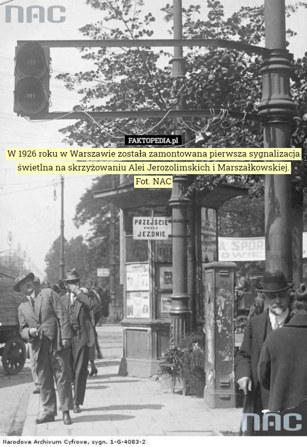 W 1926 roku w Warszawie została zamontowana pierwsza sygnalizacja świetlna na skrzyżowaniu Alei Jerozolimskich i Marszałkowskiej.
Fot. NAC 