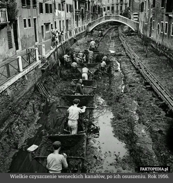 Wielkie czyszczenie weneckich kanałów, po ich osuszeniu. Rok 1956. 