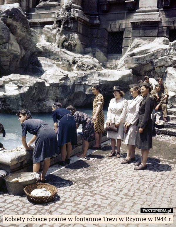 Kobiety robiące pranie w fontannie Trevi w Rzymie w 1944 r. 